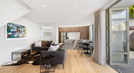 Executive Furnished Apartment in the Heart of Merivale - Photo 2