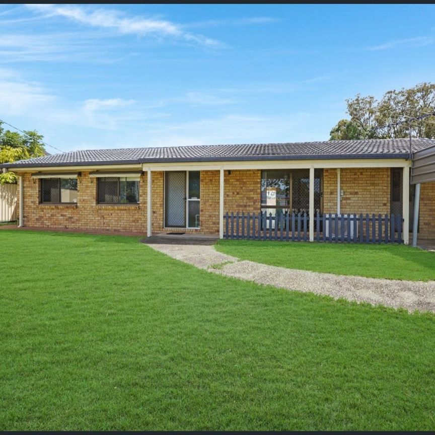 Family Home &plus; Opposite to Brownsplains State School&excl; - Photo 1