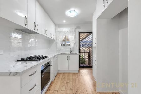 Bright and Modern &vert; Ideal Location &vert; Low Maintenance - Photo 4