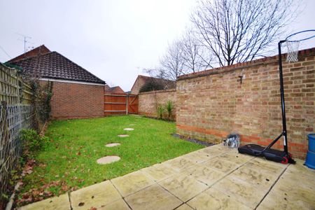 Macphail Close, RG40 - Photo 3