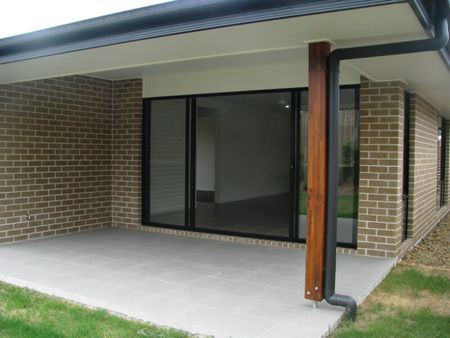 Family Home Conveniently Located Close to Parks, Schools, Shopping Centres - Photo 3