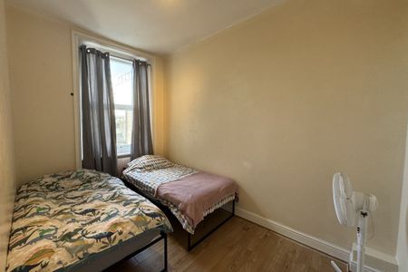 Garratt Lane, LONDON - Photo 4