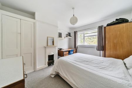 4 bedroom semi-detached house to rent - Photo 4