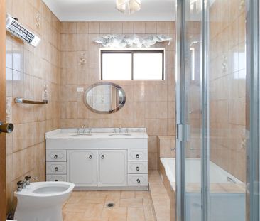 Huge Family Home - Photo 1