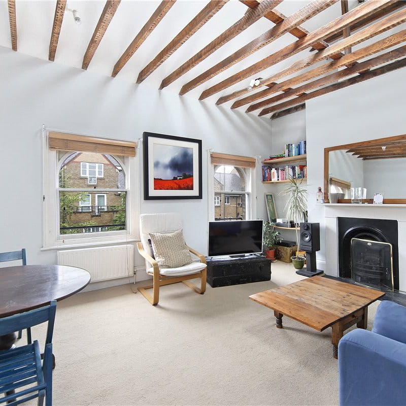 Fabulous 2 bedroom first floor flat on in this great location. The flat has a lovely reception room with a vaulted ceiling, a large bedroom and further smaller bedroom, bathroom and kitchen. - Photo 1