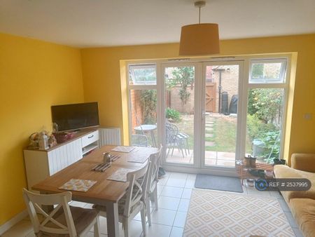 1 bedroom in a house share to rent - Photo 2