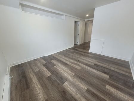 Grand appartement rénové d'une chambre à louer - Photo 5