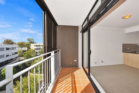 Fantastic Split Level Apartment Located In The Popular Presidio Complex - Photo 3
