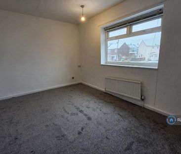 3 bedroom semi-detached house to rent - Photo 6