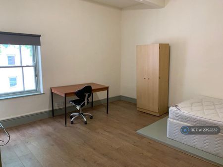 3 bedroom flat to rent - Photo 2