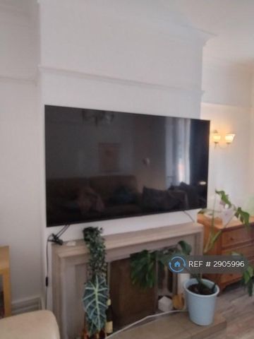 4 bedroom semi-detached house to rent - Photo 4