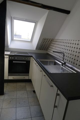 Mitten in der Stadt! Ruhige Dachgeschosswohnung mit kl. Terrasse im Altbau sucht Individualisten! - Photo 2