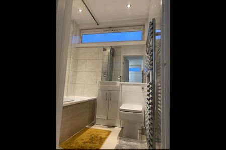 Room in a Shared House, Caletock Way, SE10 - Photo 5