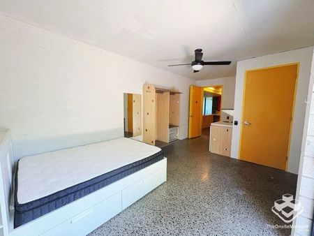 Furnished Oversize Double-Bed Studio Including Bills - Photo 4