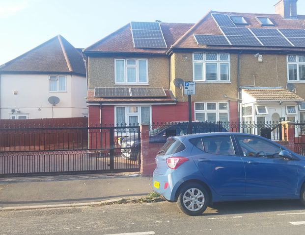 Sycamore Avenue, London - Photo 1