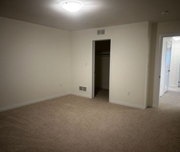 For Lease - 40 Whelan Court, Thorold, Ontario - Photo 3