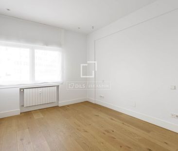 Excellent 3 Bedroom apartment for rent in El Viso, Madrid - Photo 2