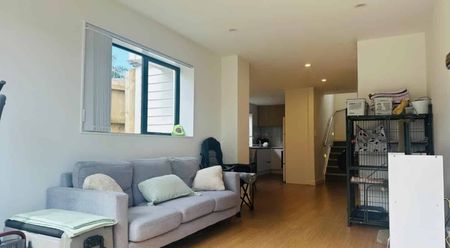 2 Ensuite Bedrooms ÃÆ'¢Ãâ€Ã¢â€¬Ãâ€" Modern Comfort & Privacy! - Photo 3