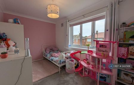 3 bedroom flat to rent - Photo 4