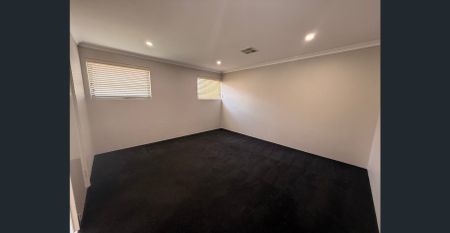 Spacious Coastal Family Living with Side Access - Just 800m to Melros Beach - Photo 3