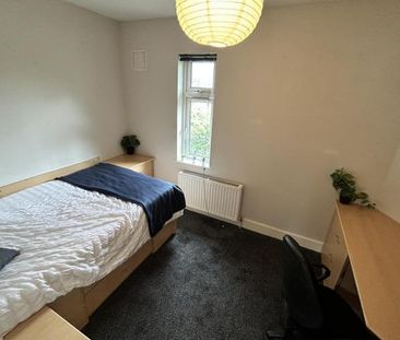 Headingley Crescent, - Photo 3