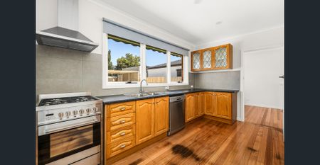 Charming 3-Bedroom Home! - Photo 3