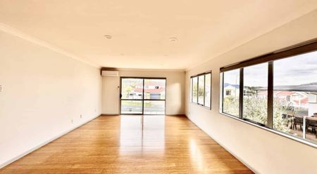 Family Friendly Home - Photo 2