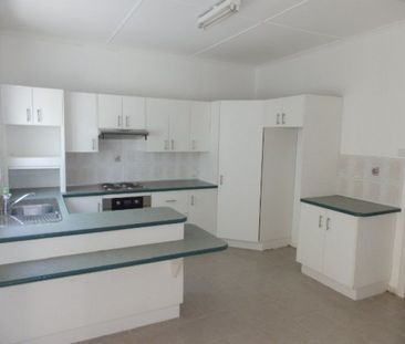Great location, Freshly painted through out family home. - Photo 1