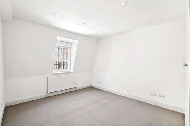 Elegant three bedroom duplex with roof terrace in a prime Chelsea location - Photo 1