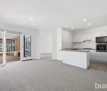 3 BEDROOM HOME IN EXCELLENT LOCATION - Photo 2