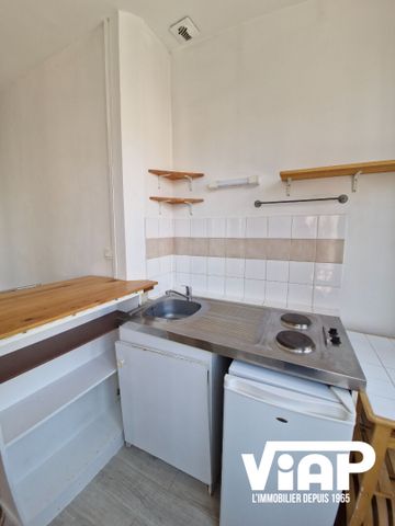 LIMOGES STUDIO DE 25 m² PLACE DES HALLES - Photo 2