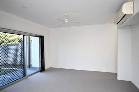 LIVE IN LUXURY - MODERN TOWNHOUSE - POOL IN COMPLEX! - Photo 3