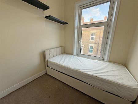 3 bedroom flat to rent - Photo 2