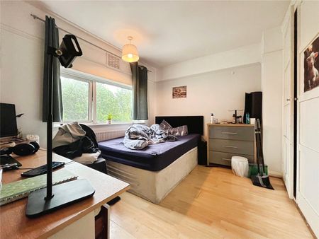 Larchwood Drive, Englefield Green, TW20 0SH - Photo 2