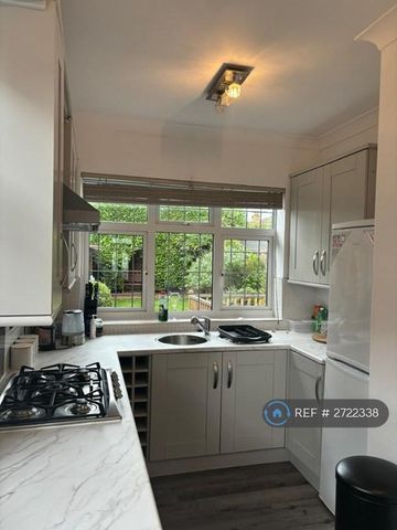 3 bedroom semi-detached house to rent - Photo 3