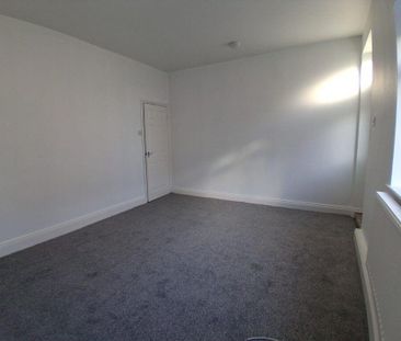 3 bedroom end of terrace house to rent - Photo 2