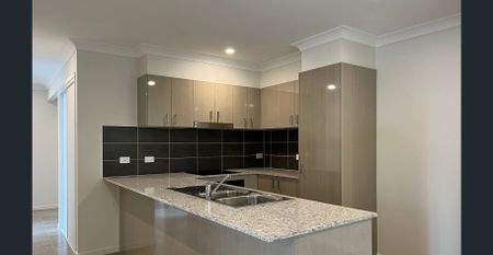 Modern Family Duplex in Park Ridge - Photo 3