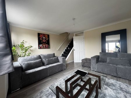 4 Bed Terraced House, Chertsey Close, LU2 - Photo 2