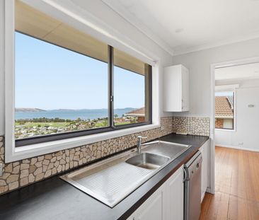 Lovely Home with Extra Room - Photo 5