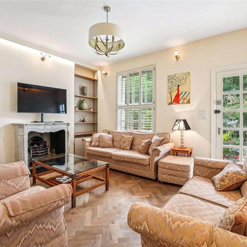 A beautifully bright period house with roof terrace moments from South Kensington. - Photo 1