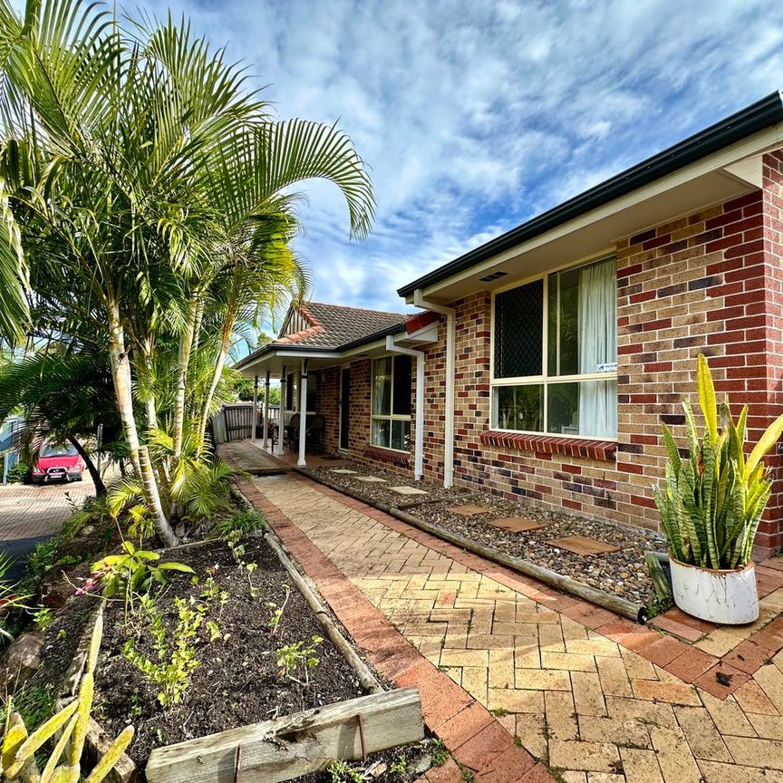 3 Bedroom House In Great Location !! - Photo 1