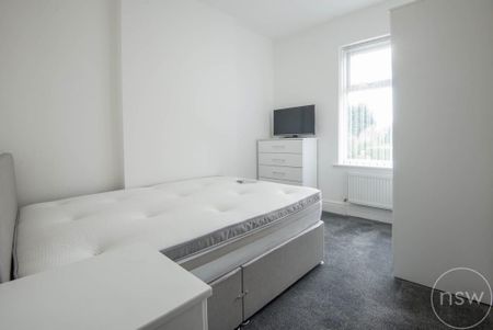 5 bedroom semi-detached house to rent - Photo 2