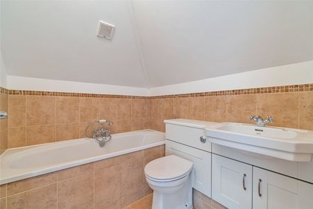 Burlea Close, Walton-on-Thames - 3 bedrooms Property for lettings - Seymours - Photo 3