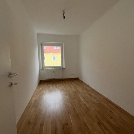 Sonnige Grünlage, ausgewählte Nachbarschaft & Entspannung pur: sanierte 3-Zimmer-Wohnung im obersten Stock eines kleinen Mehrparteienhauses mit moderner Dusche und viel Privatsphäre! - Photo 1