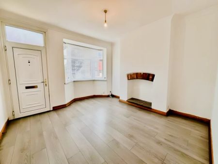 4 Bed 1 Bath - Photo 2