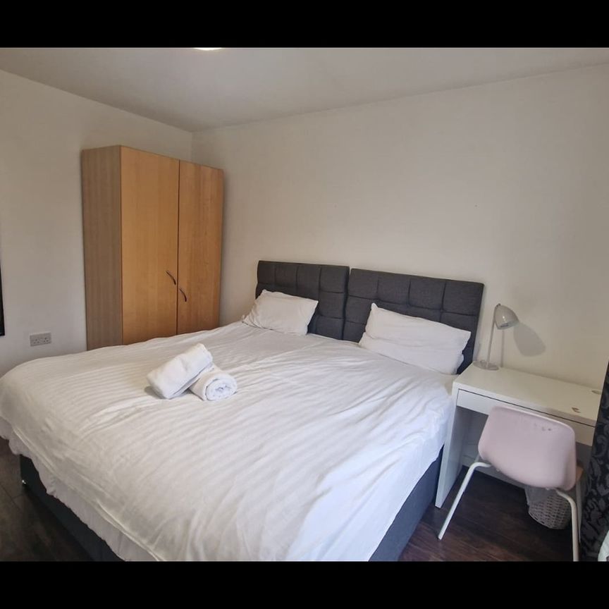 4 Bed Terraced House, Belgravia Close, B5 - Photo 1