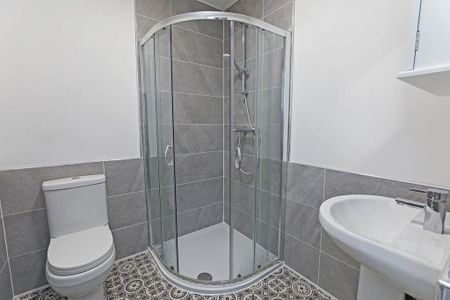 4 bedroom semi-detached house to rent - Photo 4