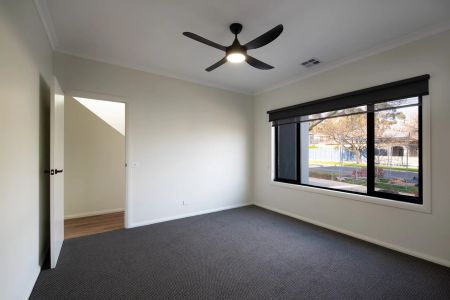 Stylish and Modern Family Home in Kennington - Photo 2