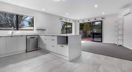 Just Moments to Town Centre - Photo 4