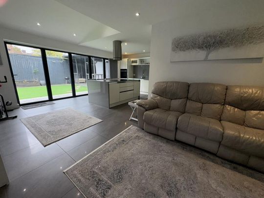 5 bedroom detached house to rent - Photo 1
